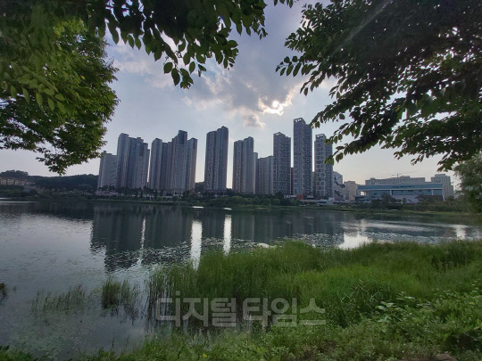 지난 19일 찾은 경기도 수원 광교호수공원에서 바라본 아파트 단지 밀집 지역 전경.  박상길 기자